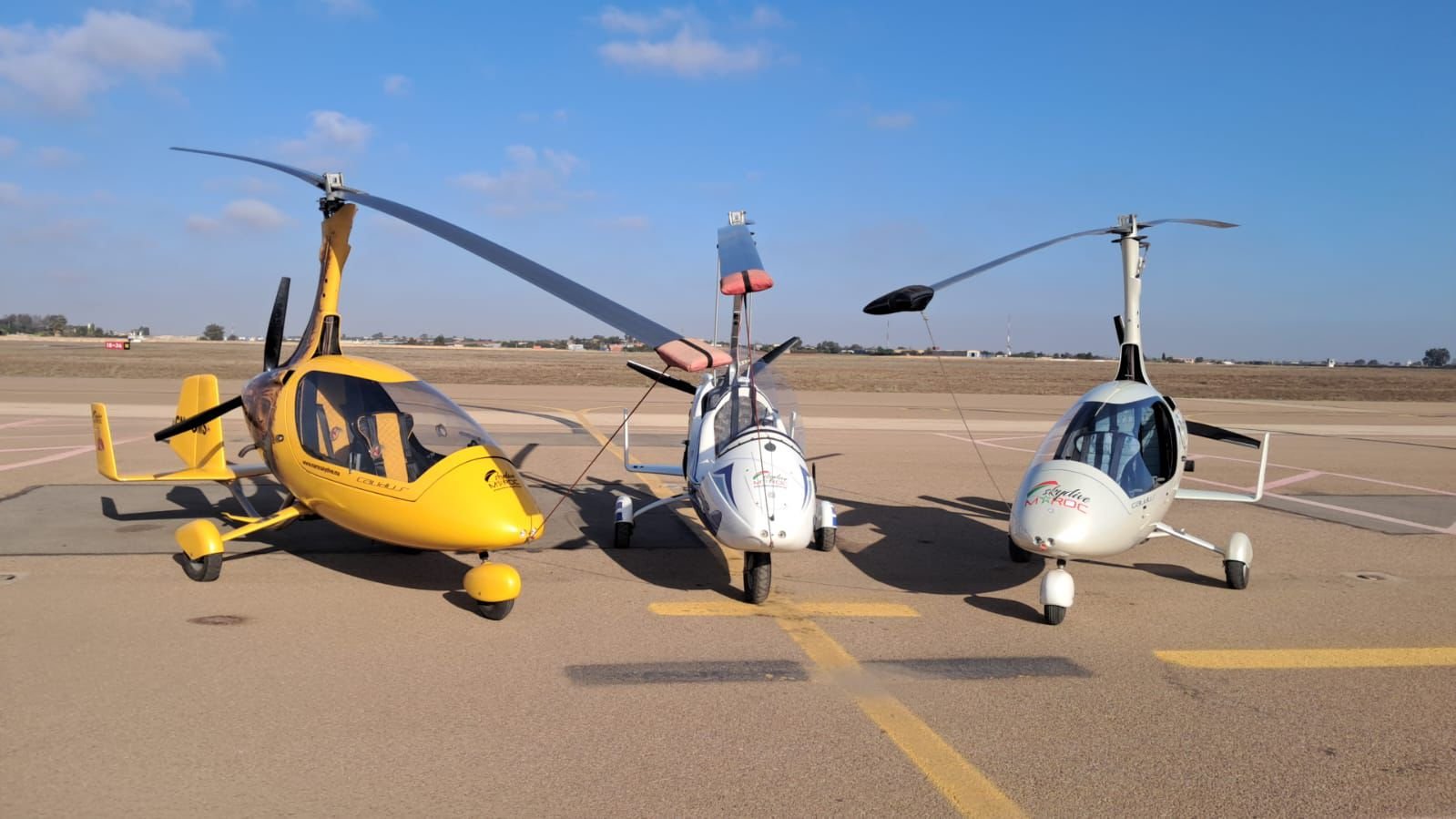 ثلاث طائرات أوتوجايرو من Maroc Skydive في المطار
